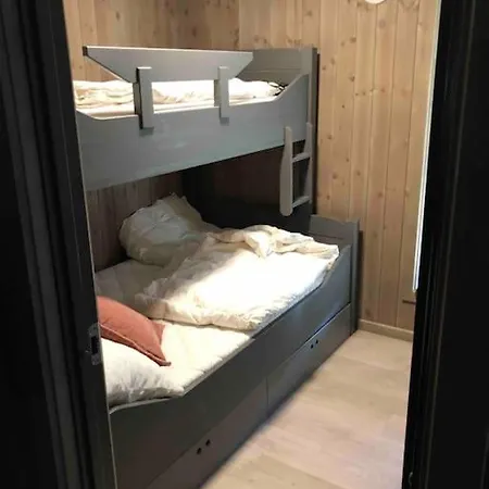 Ny Og Moderne I Stryn. Solrik Plassering