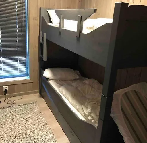 Ny Og Moderne I Stryn. Solrik Plassering Vakantiehuis