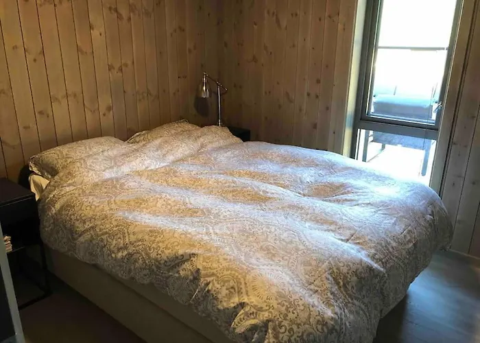 Ny Og Moderne I Stryn. Solrik Plassering *