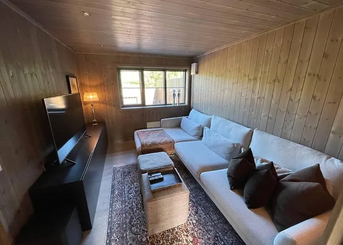 Ny Og Moderne I Stryn. Solrik Plassering *