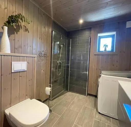 Ny Og Moderne I Stryn. Solrik Plassering Vakantiehuis *