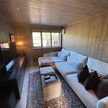 Ny Og Moderne I Stryn. Solrik Plassering *